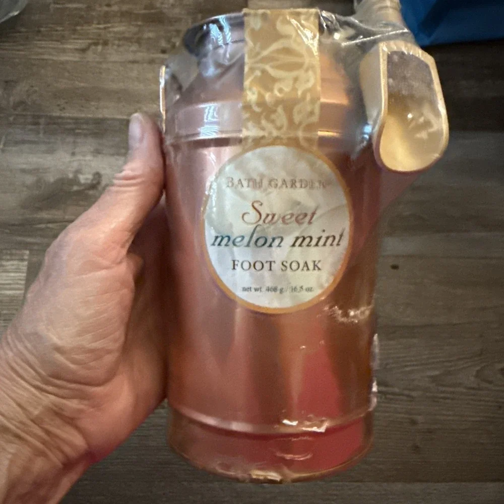 BATH GARDEN Sweet Melon Mint Foot Soak 16.5 Oz W/ Miniature Wooden Scoop